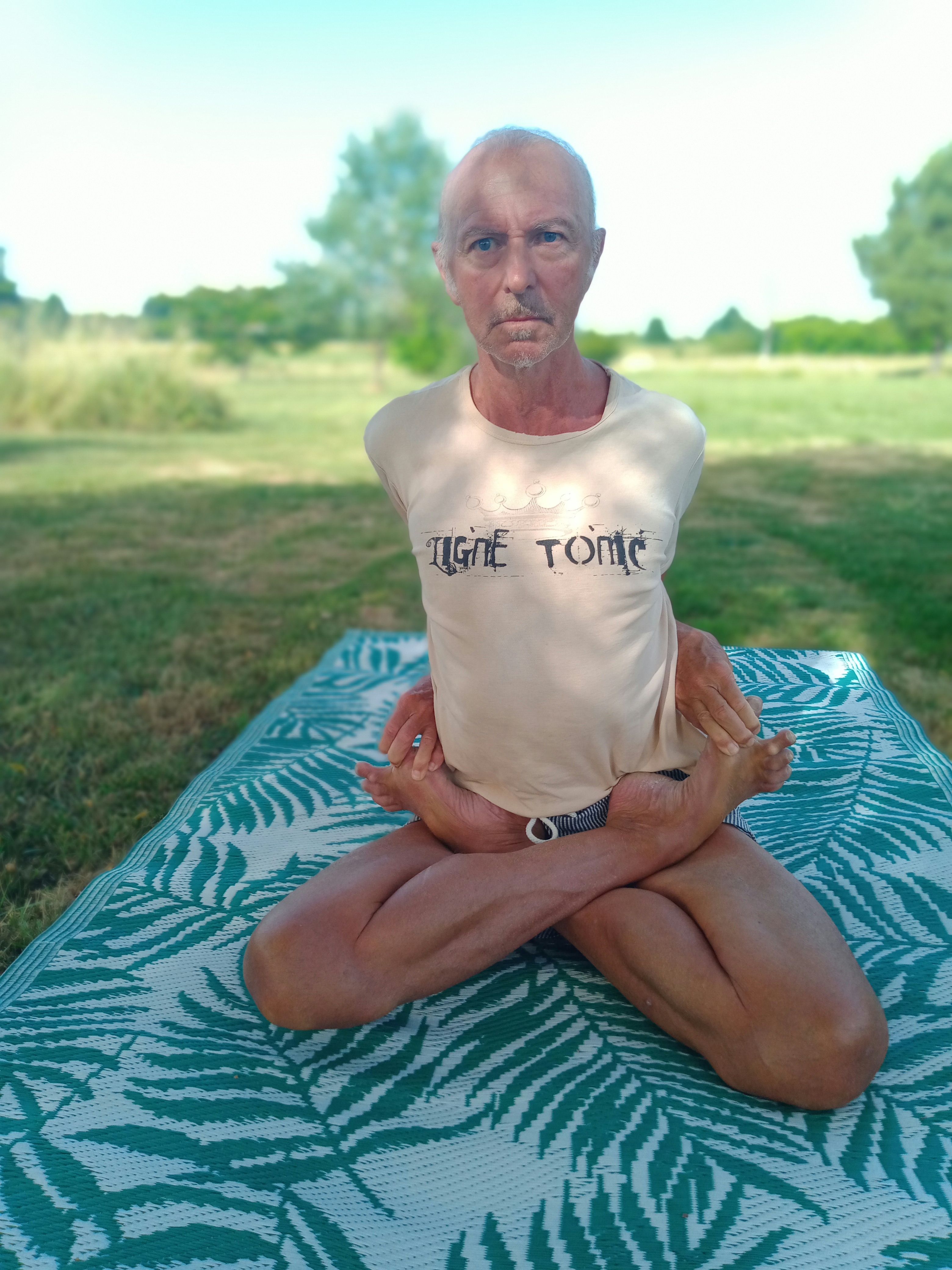 Posture du lotus allongé