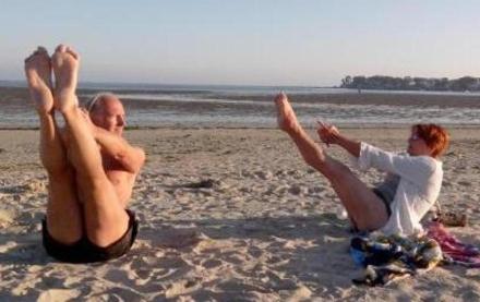 Posture de yoga - maître et disciple